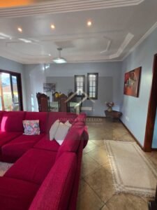 Prédio de 3 andares com 5 apartamentos, sendo 3 apartamentos estão alugados, no bairro Jardim Salvador, Petrópolis, RJ