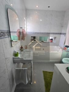 Prédio de 3 andares com 5 apartamentos, sendo 3 apartamentos estão alugados, no bairro Jardim Salvador, Petrópolis, RJ
