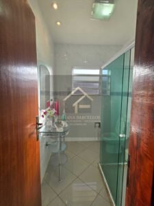 Prédio de 3 andares com 5 apartamentos, sendo 3 apartamentos estão alugados, no bairro Jardim Salvador, Petrópolis, RJ