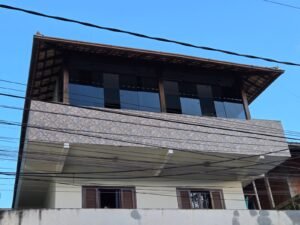 Prédio de 3 andares com 5 apartamentos, sendo 3 apartamentos estão alugados, no bairro Jardim Salvador, Petrópolis, RJ