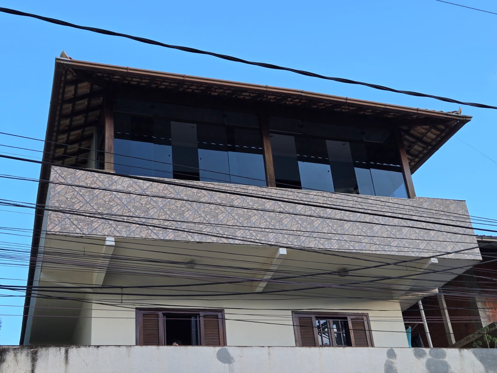 Prédio de 3 andares com 5 apartamentos, sendo 3 apartamentos estão alugados, no bairro Jardim Salvador, Petrópolis, RJ