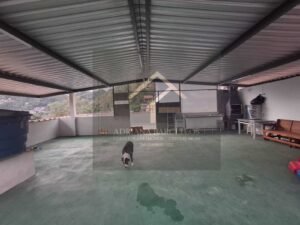 Linda Casa com amplo terraço podendo ser construído outro imóvel no Bataillard, Petrópolis, RJ