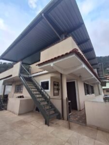 Linda Casa com amplo terraço podendo ser construído outro imóvel no Bataillard, Petrópolis, RJ