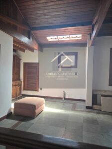 Linda Casa de 2 andares beira de rua no bairro Cremerie, Petrópolis, RJ