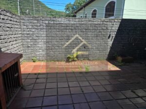 Linda Casa de 2 andares beira de rua no bairro Cremerie, Petrópolis, RJ