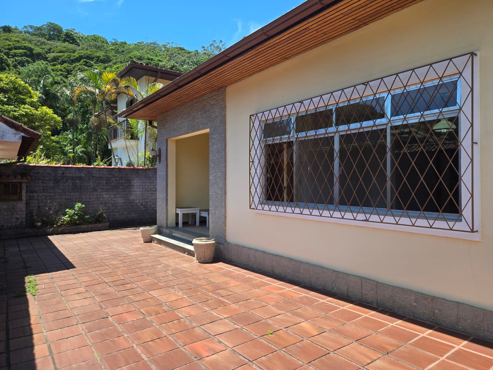 Linda Casa de 2 andares beira de rua no bairro Cremerie, Petrópolis, RJ