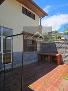 Linda Casa de 2 andares beira de rua no bairro Cremerie, Petrópolis, RJ