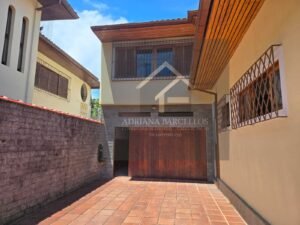 Linda Casa de 2 andares beira de rua no bairro Cremerie, Petrópolis, RJ