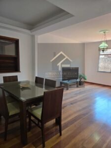 Linda Casa de 2 andares beira de rua no bairro Cremerie, Petrópolis, RJ