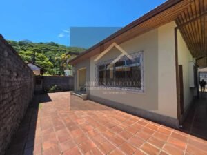 Linda Casa de 2 andares beira de rua no bairro Cremerie, Petrópolis, RJ
