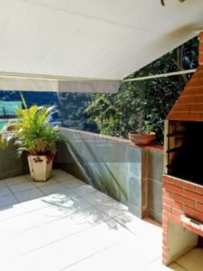 Linda casa tipo apartamento no térreo, com quintal privativo, no bairro Floresta, Petrópolis RJ