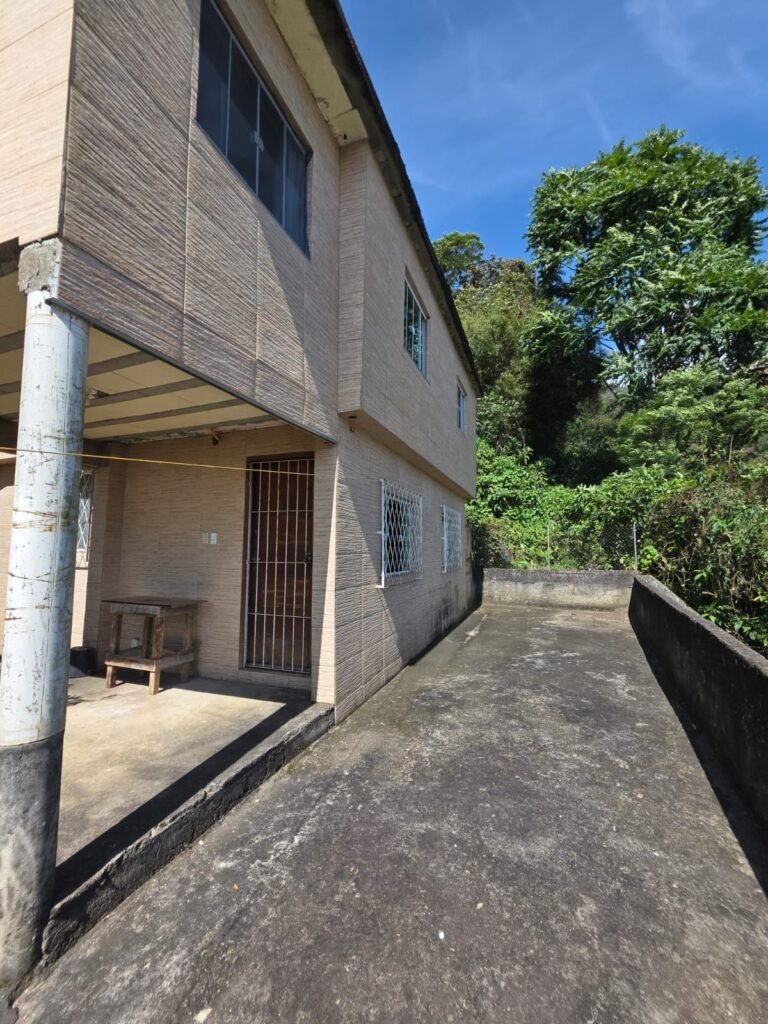 Duas Casas à Venda no Centro de Petrópolis/RJ – Amplo Quintal e Potencial de Ampliação